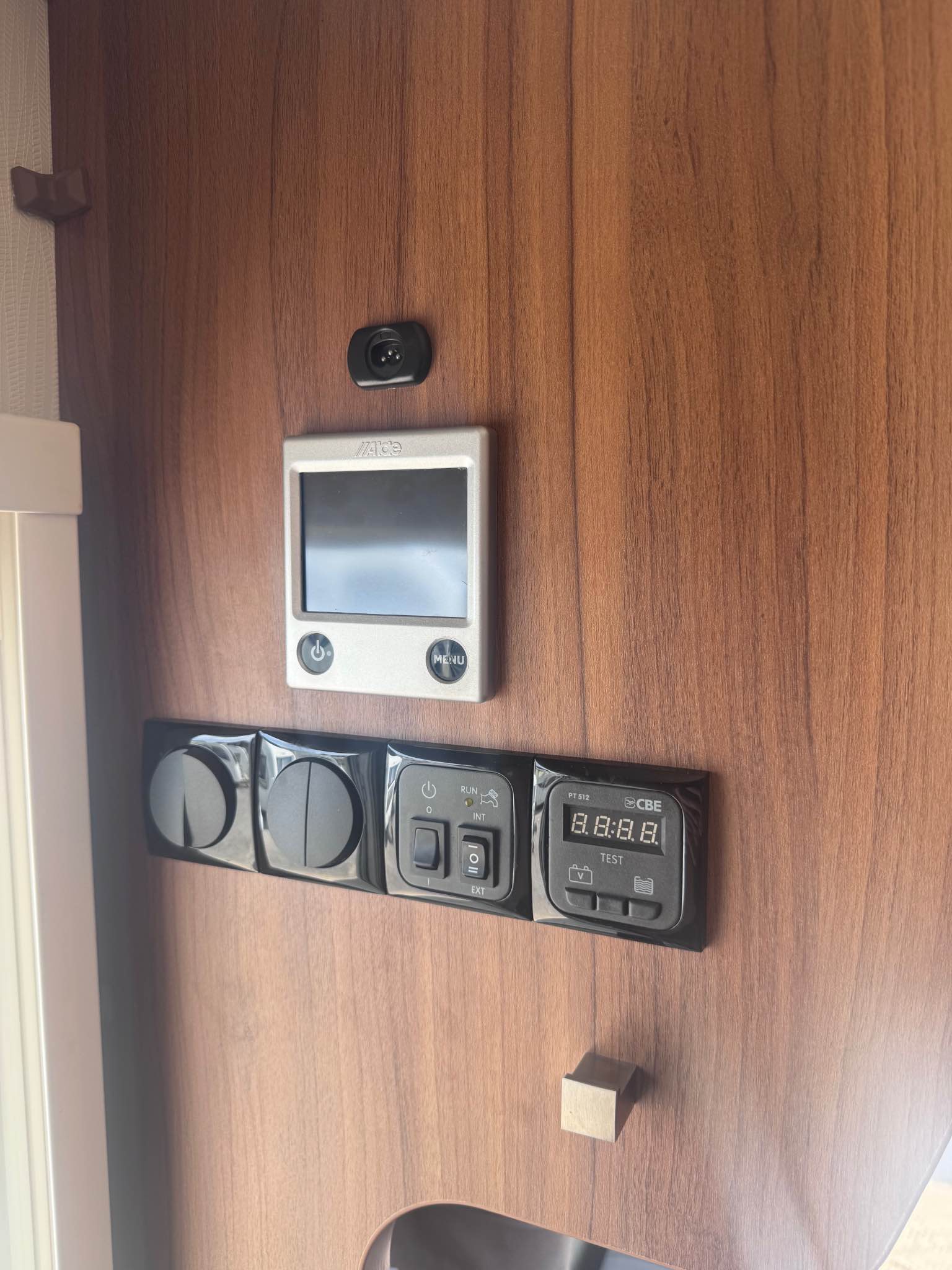 May be an image of light switch and text that says "FLa MEIU U RUN E INT の1ポ3 8.8:8.81 8:8 A ECBE ن TEST 阿 1O1 EXT"