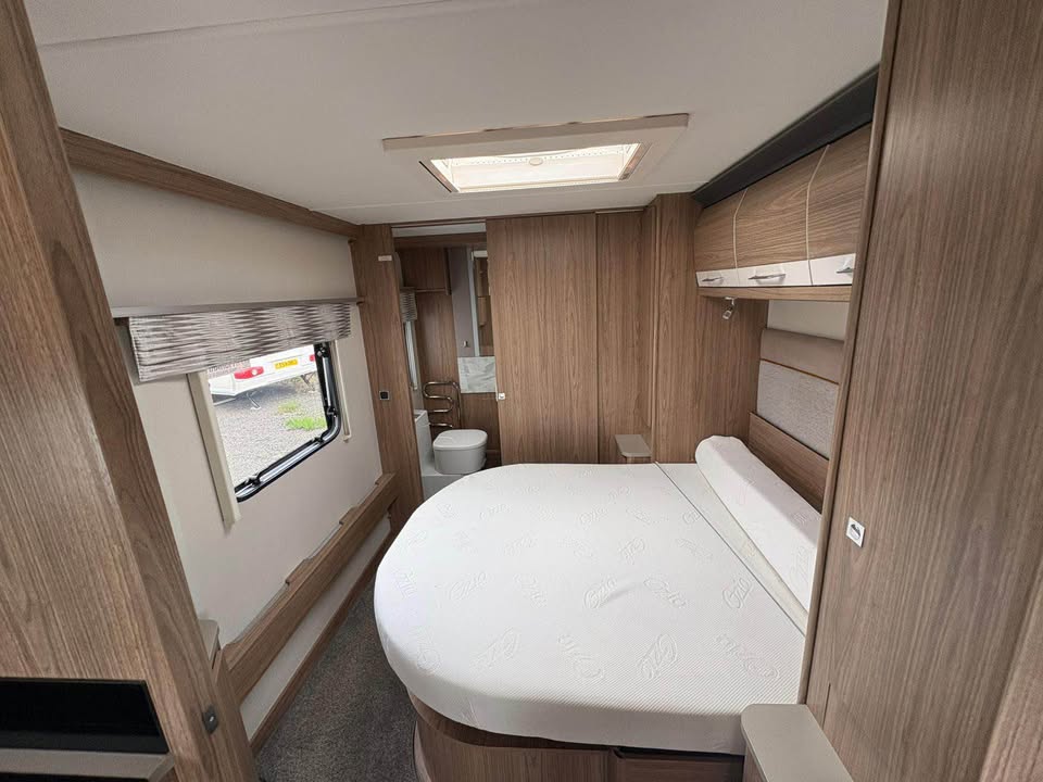 Product photo of 2018 Coachman VIP 575