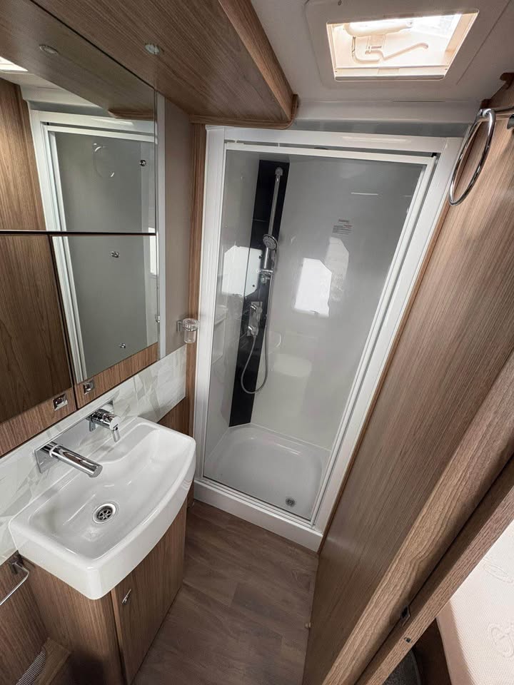 Product photo of 2018 Coachman VIP 575
