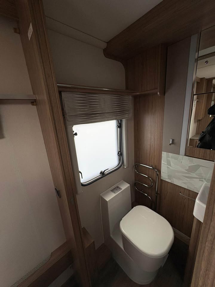 Product photo of 2018 Coachman VIP 575